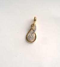Lubna Ripple Diamond Pendant